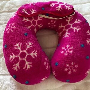 New never used hot Pink Snowflake winter Travel Neck Pillow with eye mask